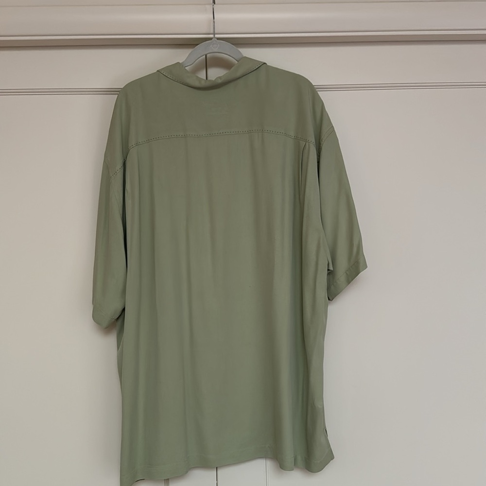 Men’s Tommy Bahama Silk Shirt. - Picture 2 of 5